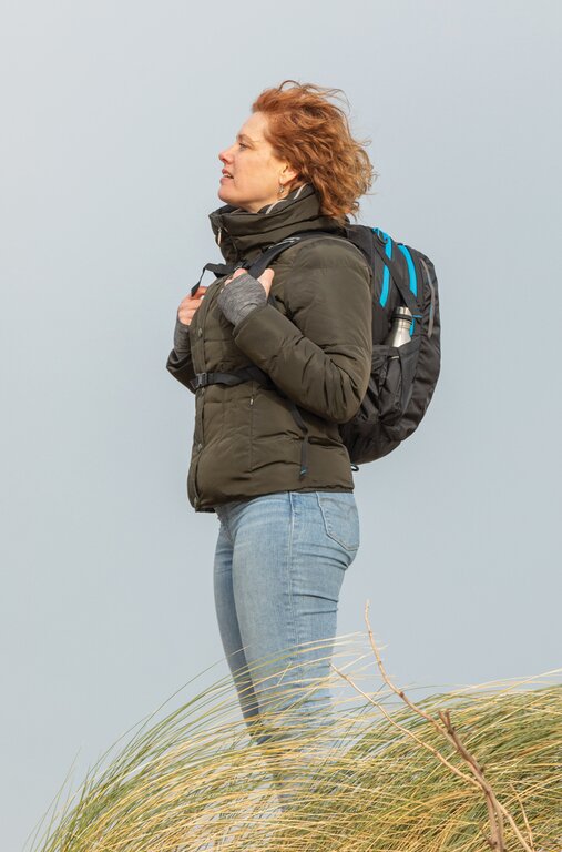 Kvinne med tursekk i frisk luft – inspirasjon til påskegaver innen tur og fritid.