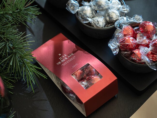 Julegodteri – eske med sjokolade fra Cemo med rødt gaveemballasje