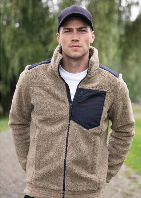 Mann med Tracker fleecejakke og caps utendørs 