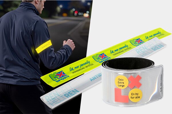 Slapwrap-refleksbånd med trykk i bruk på en person som jogger i mørket, samt nærbilde av ulike refleksbånd med firmalogoer. Effektiv synlighet for merkevaren og økt sikkerhet i trafikken.