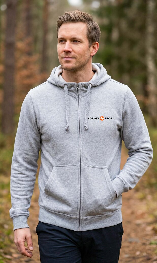 Grå hettejakke med glidelås og firmalogo på bryst – komfortable profilklær for ansatte og firmaprofilering