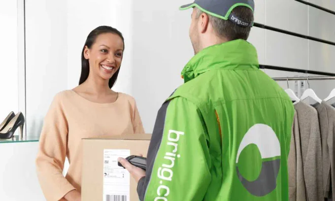 Bring-bud leverer pakke til fornøyd mottaker – rask og fleksibel hjemlevering av påskegaver.