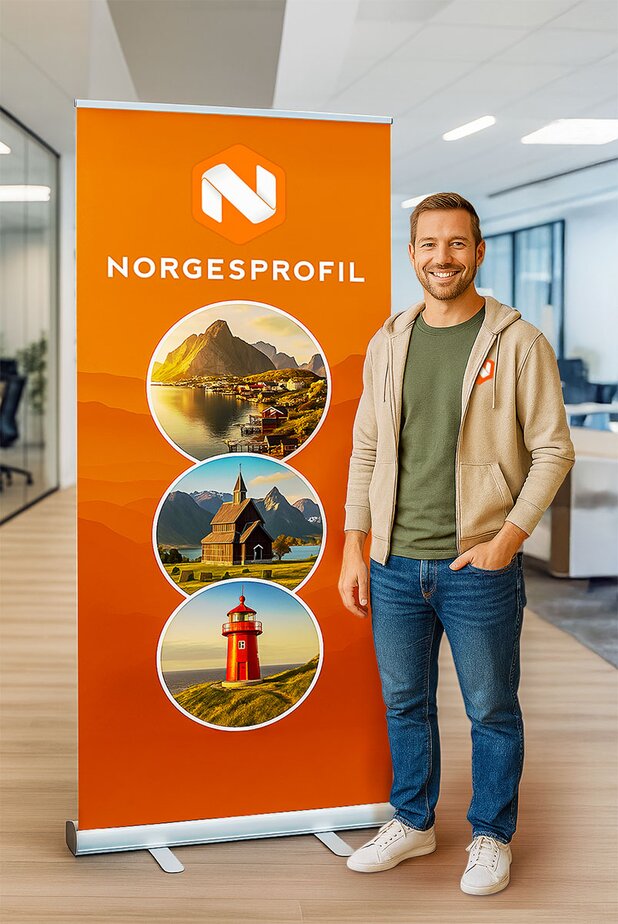 Rollup med Norgesprofil-logo og norske landskapsbilder, ved siden av smilende mann i profilert hettejakke. Perfekt til messer og events.