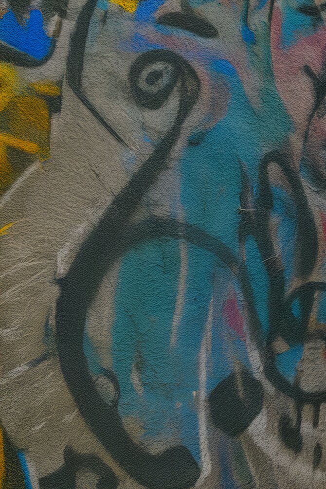 Nærbilde av urban graffiti med sterke farger og tekstur – gir bakgrunn og stil til profilbilder av Atlantis Shot Cap.