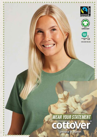 «Smilende, blond kvinne i grønn Cottover-T-skjorte, med Fairtrade- og økologiske sertifiseringsmerker i bildet.