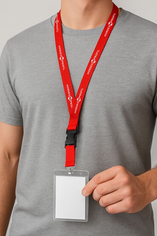 Rødt nøkkelbånd med trykt logo og ID-kortholder rundt halsen på en person. Perfekt til messer, events og arbeidsplass.