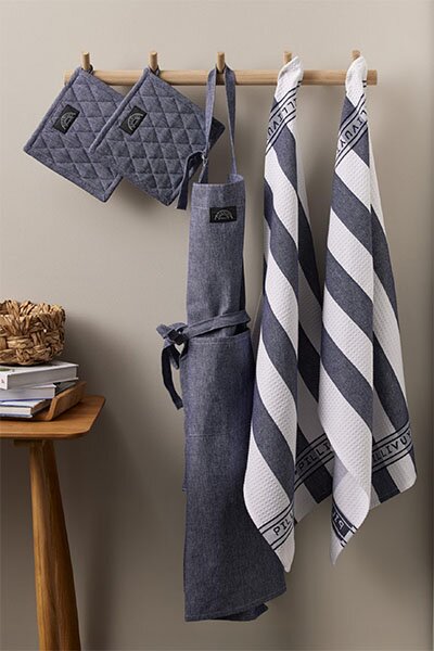 Kjøkkentekstiler – grytekluter, forkle og kjøkkenhåndklær i stilrent design