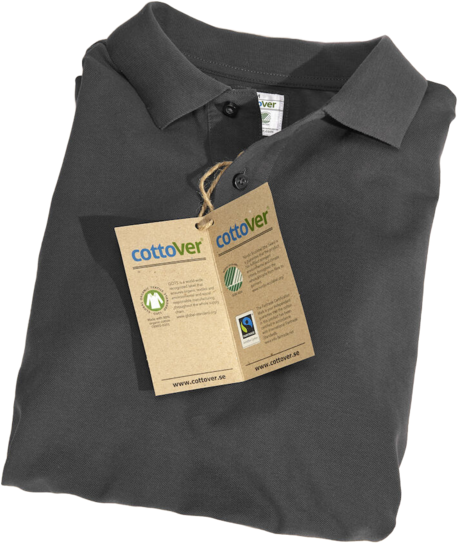 Sammenbrettet, grå Cottover-poloskjorte med merkelapper som viser Fairtrade- og økologisk sertifisering.