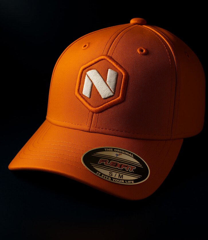 Oransje Flexfit caps med brodert logo – sporty og stilren caps med høy komfort og passform. 