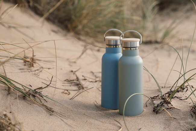 Termoflasker i sanddyner – sommergave til ansatte og praktisk firmagave for tur, strand og fritid