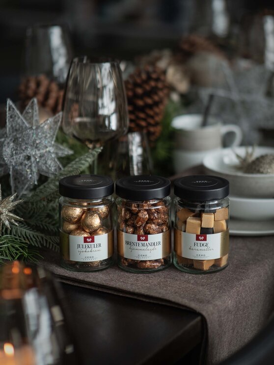 Julegodteri – gaveglass med brente mandler, fudge og sjokoladekuler