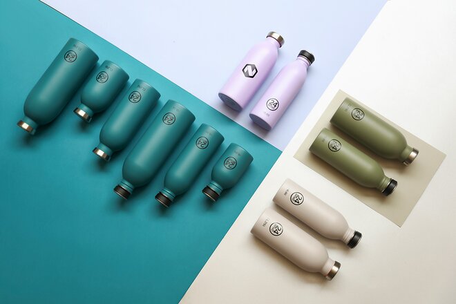 Stilrene termoflasker i blå, beige, grønn og lavendel, perfekt som firmagaver med logotrykk. Holdbare og isolerte flasker for varm og kald drikke.