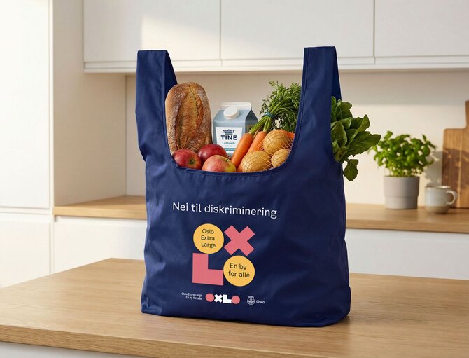 Romslig handlenett med trykk fylt med dagligvarer på kjøkkenbenk – praktisk gjenbrukbart handlenett for profilering med logo og budskap