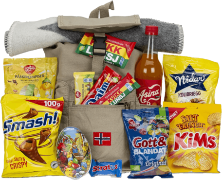 Tursekk med norsk snacks, sjokolade, brus og et varmt sitteunderlag– en perfekt påskegave for friluftsentusiaster.