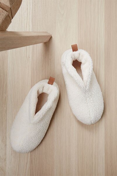 Myke hjemmesko i hvitt fleece – varme og komfortable tøfler til hjem og hygge