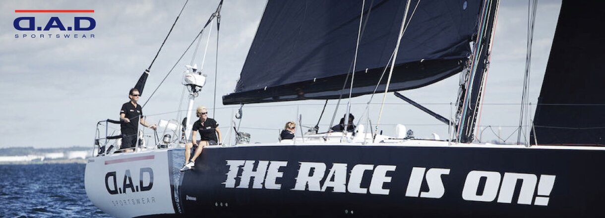 Stilig seilbåt med D.A.D Sportswear-logo. Perfekt for aktive eventyr og seilsport.