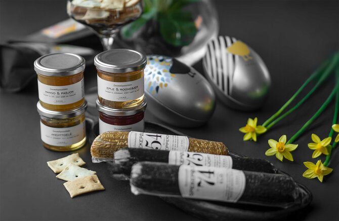 Eksklusiv påskegave med gourmetprodukter – håndlaget spekepølse, lokale syltetøy og påskeegg i metall.