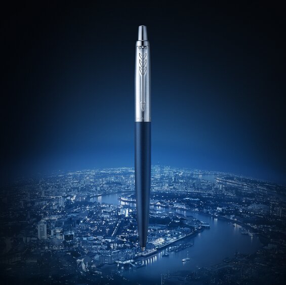Eksklusiv Parker-penn med sølv- og blått design, plassert mot en bysilhuett i blåtoner.