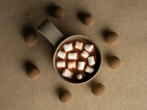 opp med varm kakao toppet med marshmallows – en koselig påskegave for sjokoladeelskere.