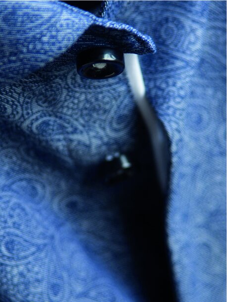 Nærbilde av en blåmønstret J. Harvest & Frost-skjorte med sorte knapper.