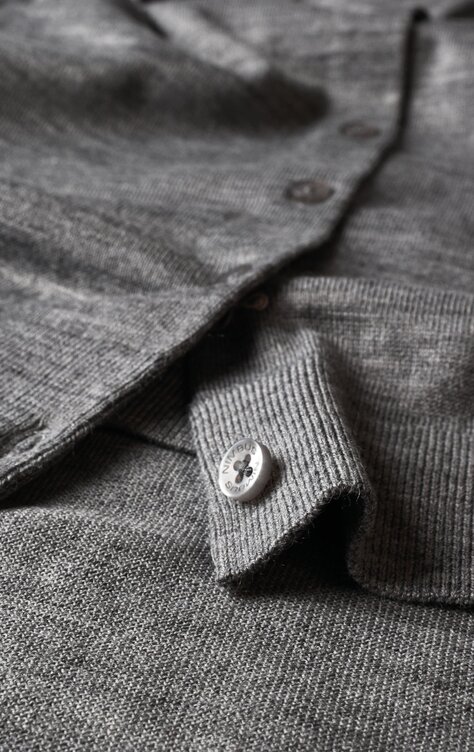 Glass med Cemo fikenmarmelade, omgitt av ferske fiken på et trebrett.