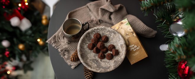 Julegodteri – sjokoladetrøfler servert med kaffe ved juletre
