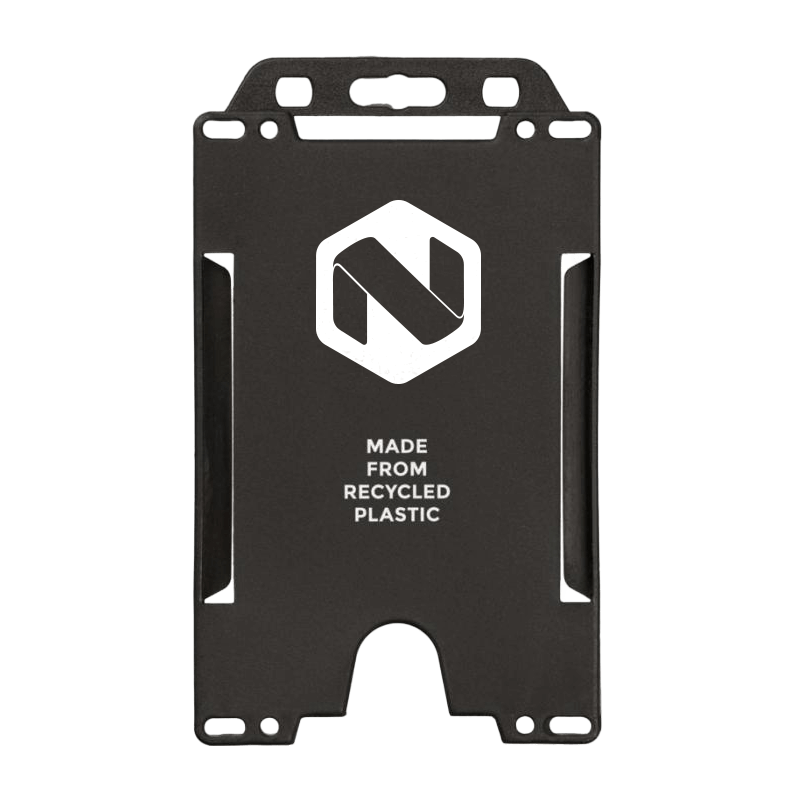Stilig svart kortholder laget av resirkulert plast med trykket logo. Perfekt miljøvennlig profileringsprodukt for bedrifter og events.