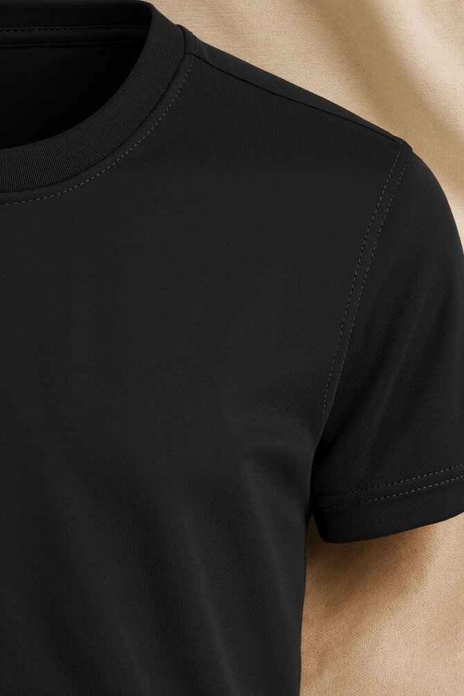 Nærbilde av svart Clique Premium-T – viser den glatte bomullsoverflaten og rene sømdetaljene.