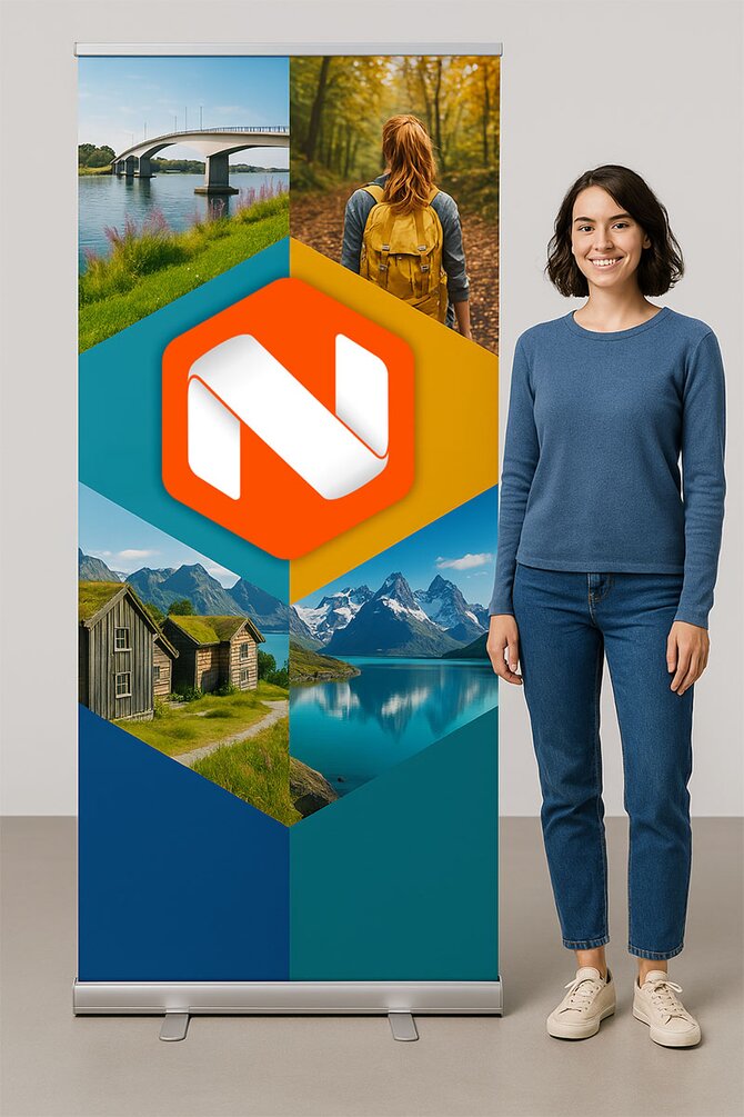 Fargerik rollup med grafiske naturmotiver og stor logo, ved siden av kvinne i blå genser. Ideell for profesjonell profilering innendørs.