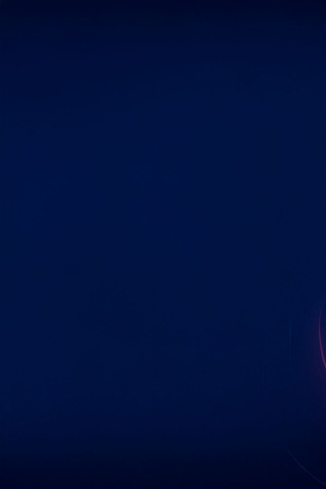 Mørk blå bakgrunn med rosa og lilla grafiske elementer – brukes som base for produktpresentasjon av Tracker Original hettejakke.