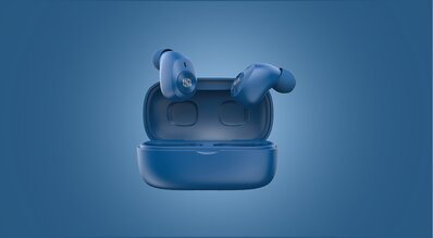 Blå Urban Vitamin trådløse ørepropper svevende over sitt matchende ladeetui, med en stilren blå bakgrunn.