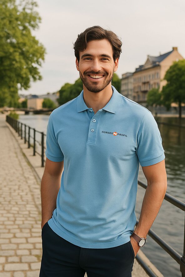 Mann iført lyseblå Classic Lincoln poloskjorte med transfertrykket logo fra Norgesprofil. Komfortabel og stilren til profilering og arbeid.