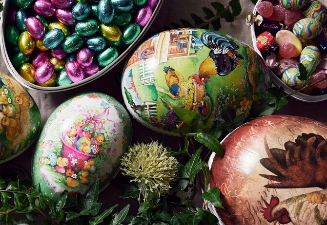 Dekorative påskeegg i vintage-stil fylt med sjokoladeegg og godteri. Perfekte påskegaver for både barn og voksne.