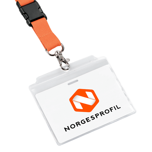 Gjennomsiktig kortholder festet til et oransje nøkkelbånd med firmalogo. Ideell for ID-kort på arbeidsplasser og arrangementer.