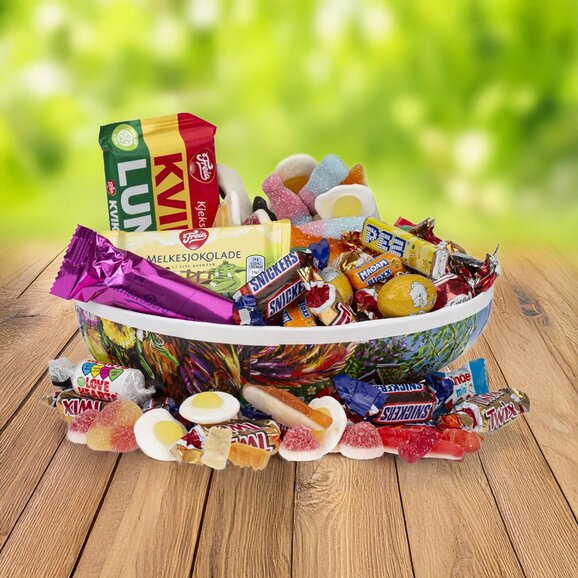 Fargerikt påskeegg overfylt med sjokolade, marsipan og klassisk påskegodteri – en favoritt blant barn og voksne.