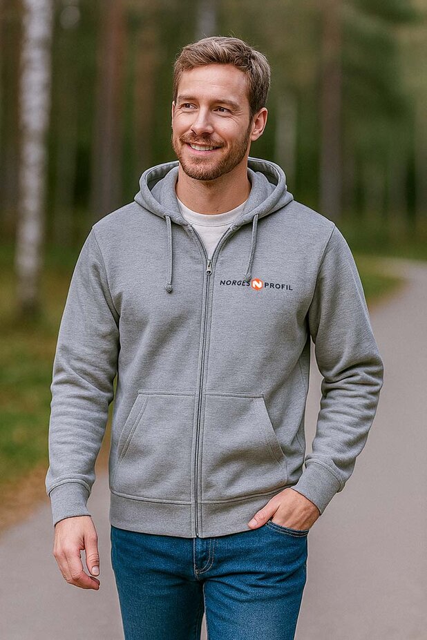 Mann iført grå Clique Basic hettejakke med Norgesprofil-logo. Komfortabel profiljakke til hverdags og arbeid.