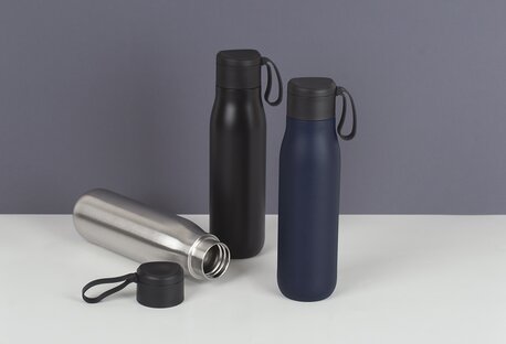 YOU® vannflasker i sort, blått og stål, med skrukork og bærestropp