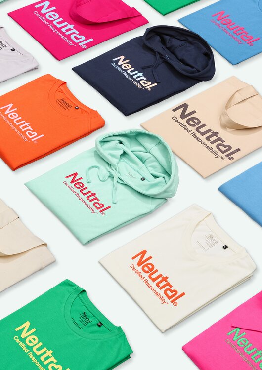 Neutral T-skjorter og hoodies i moderne farger med trykk – økologiske og bærekraftige profilklær for bedrifter