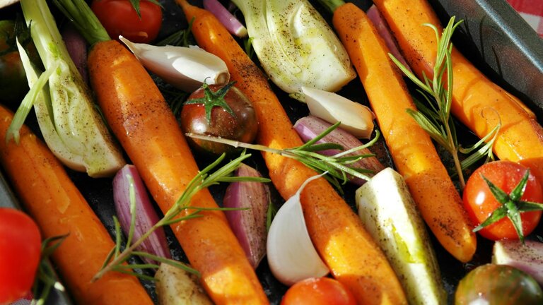 fenchel mit anderen gemüse und gewüzen in einer backform