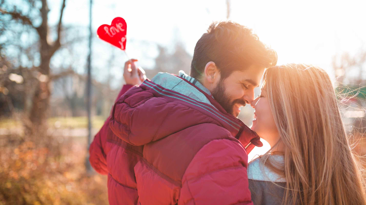 Zaljubljeni momak i devojka zagrljeni gledaju jedno u drugo