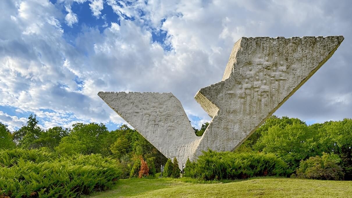 Spomenik "Slomljena krila" u Kragujevcu