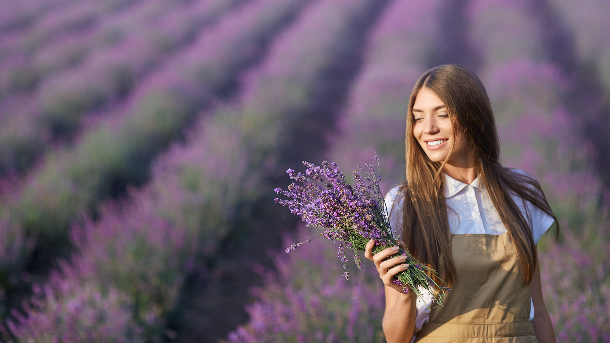 Devojka u polju lavande