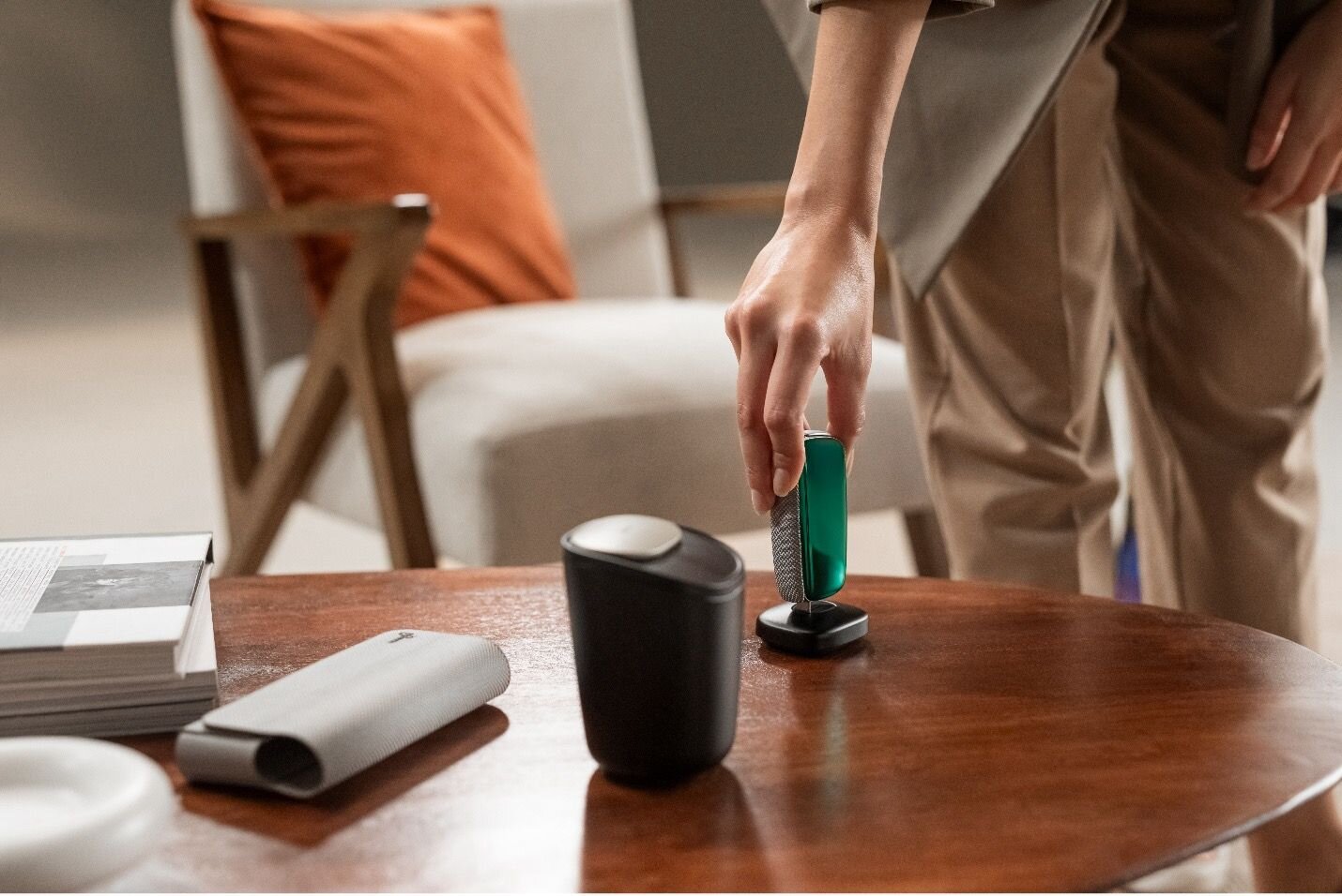 Žičara iznad mirnog jezera, zelenih brda i plavog neba, spaja mir i avanturu.