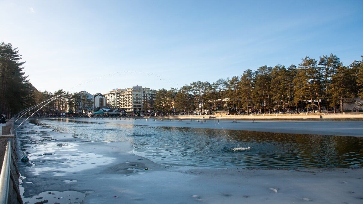 Zimski prizor jezera i šetališta na Kraljevom trgu u centru Zlatibora