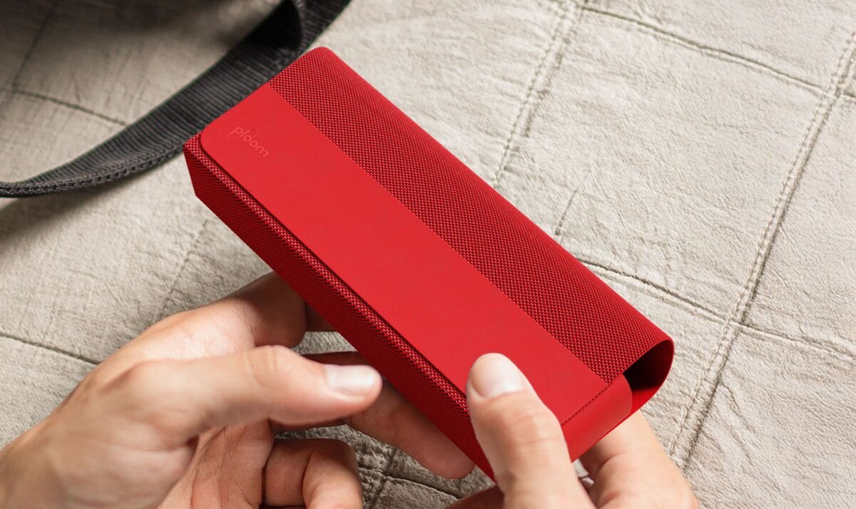 Mala grupa ljudi sedi u kafiću i pije kafu sa ploom logotipom