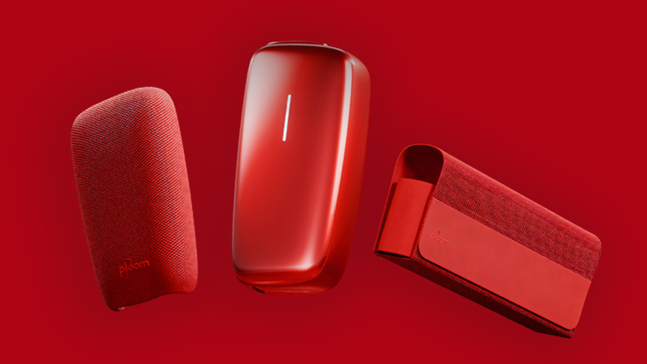 Žena pije Ploom kafu i drži Ploom X Advanced Red Limited Edition