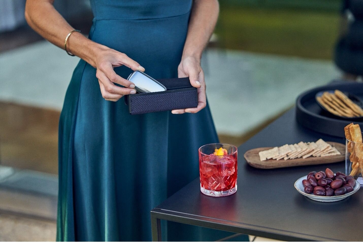 Mirni pejzaž sa tihim jezerom okruženim šumovitim brdima pod vedrim plavim nebom.