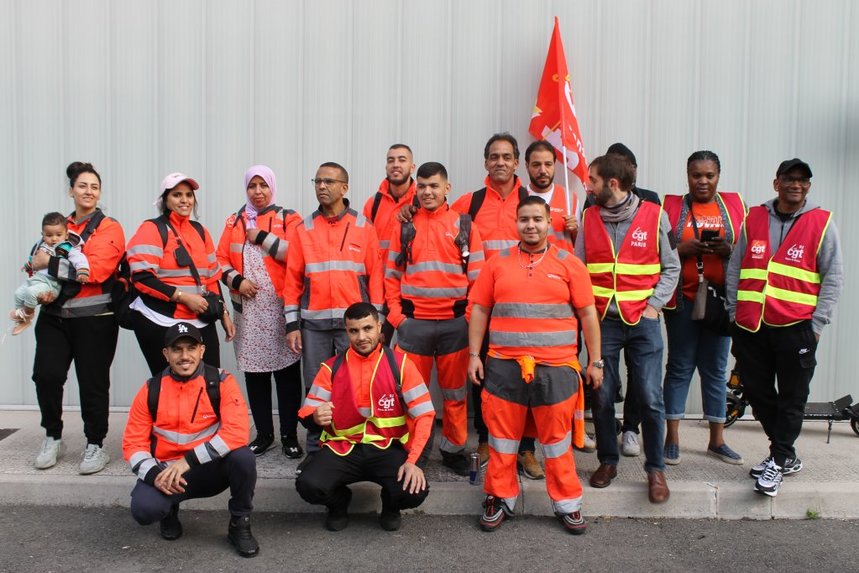 Des travailleurs sans-papiers marocains manifestent pour se faire reconnaître par la société Veolia, le 28 août 2023 à Paris. Crédit : InfoMigrants