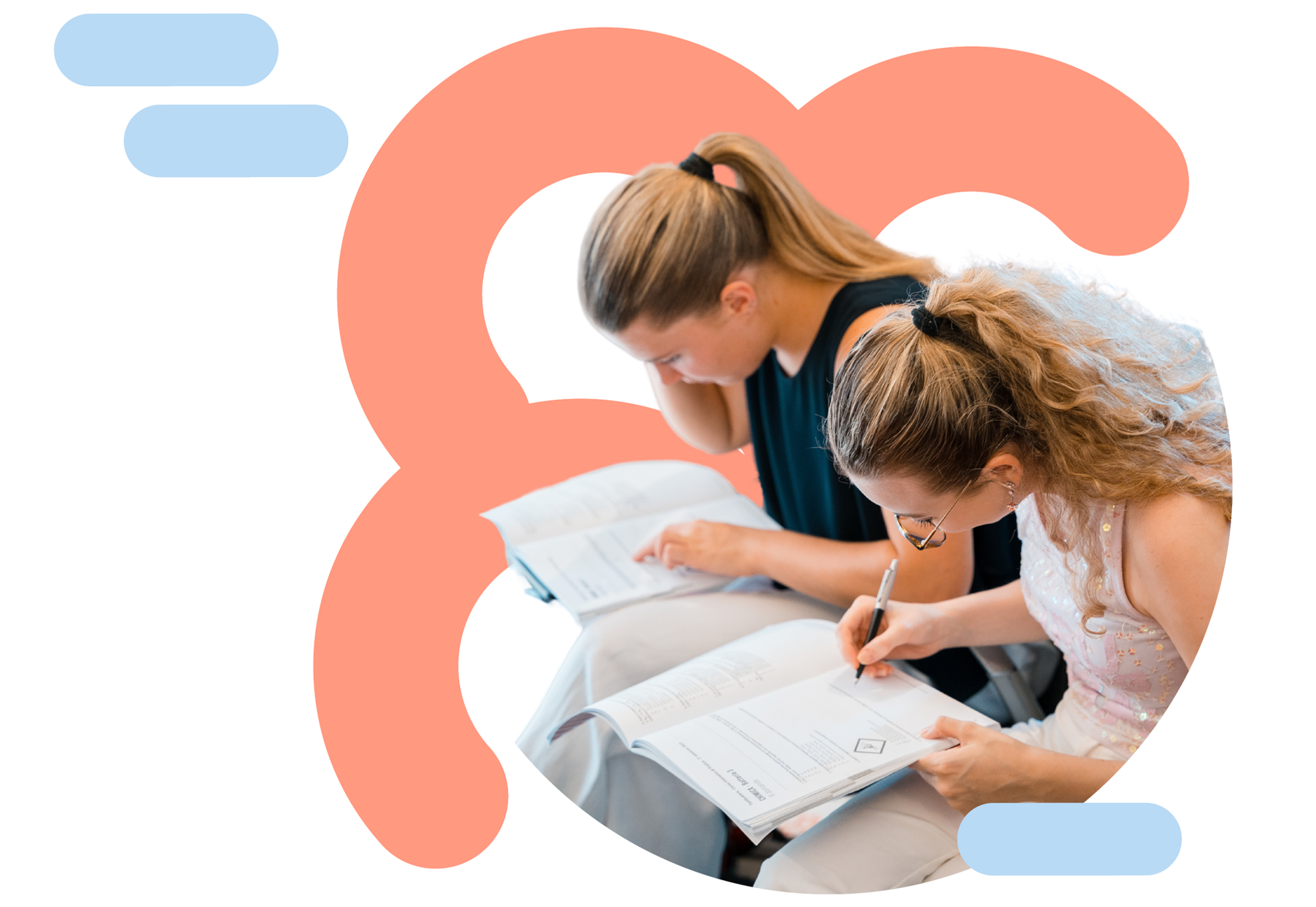 Studente e tutor che studiano insieme su un tavolo