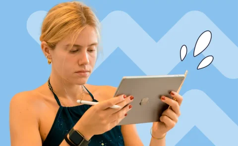 Studentessa che usa un tablet per guardare videolezioni